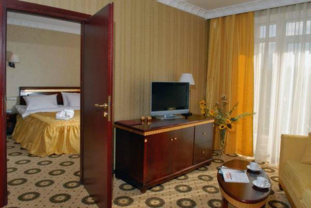 Royal Hotels And Spa Resorts Promenad Трускавец Екстериор снимка